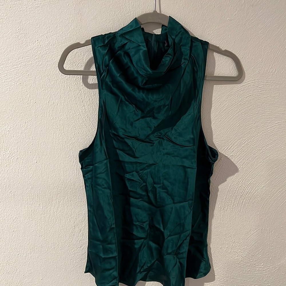 100 % Silk Deep green Turtle neck sleeveless blouse! Banana Republic Large